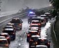 Bild: Bernd März/Fotoreportextremwetter.tv/dpa
Die Polizei leitet den Verkehr auf der Bundesstraße 4 bei Erlangen-Tennenlohe an umgestürzten Bäumen vorbei.