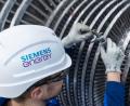 Bild: Jürgen Lösel/dpa
Dieser Mitarbeiter braucht einen neuen Helm: Siemens Energy ändert seinen Namen. (Archivbild)