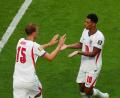 Bild: Nick Potts/PA Wire/dpa
Dan Burn (l) fehlt ein Finger seiner rechten Hand.