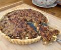 Bild: Michael Schiffer
Zwiebeln, Knoblauch, Räuchertofu und Pilze kommen in die Füllung für diese vegetarische Quiche.