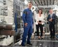 Bild: Jörg Ratzsch/dpa
ESA-Astronaut Matthias Maurer (l-r), Bundesforschungsministerin Dorothee Bär (CSU) und DLR-Vorstand Walther Pelzer im Europäischen Astronautenzentrum EAC der ESA in Köln. Maurer rechnet fest mit der Teilnahme an einer Mondmission im übernächsten Jahr.