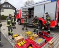 Bild: Jakob Grajer
Erstmals erhält die Feuerwehr Neunkirchen ein neues Hilfeleistungslöschgruppenfahrzeug, hier im Hintergrund zu sehen mit einem Teil der Silhouette Neunkirchens. Mit den Gerätschaften davor machten sich die Maschinisten intensiv vertraut.