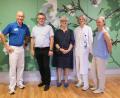 Bild: Sandra Dietl Klinikum St. Marien Amberg
Barbara Lanzinger (Mitte, in schwarz) hat der Stroke Unit des Amberger Klinikums eine Spende überreicht. Chefarzt Dr. Franz Huber (links) , Vorstand Manfred Wendl, Dr. Michaela Nagel und Logopädin Elke Stegmann-Gebhard nahmen sie entgegen.