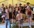 Bild: Peter Garreiss
Die Feierlichkeiten zum Feuerwehrfest klangen mit dem Musikantentreffen am Sonntagnachmittag im und vor dem Festzelt bei idealen Sommerwetter aus. Dabei konnte auch der neue eingeweihte Geräteschuppen besichtigt werden. Hier zu sehen sind die Musiker, die beim Musikantentreffen auftraten.