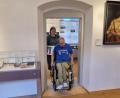 Bild: lue
Matthias Plonner, stellvertretender Behindertenbeauftragter der Marktgemeinde Konnersreuth, fährt über eine Rampe, um im Theres-Neumann-Museum von einem Raum in den anderen zu kommen. Auch die Türöffnungen wurden verbreitert, um ein einfacheres Durchkommen zu ermöglichen.