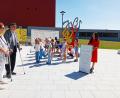 Bild: Oswald Zintl
Bürgermeisterin Margit Bayer dankte dem Ehepaar Bärbel und Horst Kießling für das inspirierende Kunstwerk, vor dem sich eine Abordnung der Kinder scharte und das Schullied „Schule ist mehr“ den Gästen vortrug