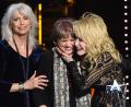 Bild: Chris Pizzello/Invision/AP/dpa
Parton (r) sagte einmal über Ronstadt (m) sie könne als Perfektionistin manchmal nerven. (Archivbild)