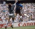Bild: dpa
Der Ball von damals soll bald wieder versteigert werden. (Archivbild)