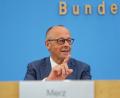 Bild: Michael Kappeler/dpa
Merz ist gut aufgelegt bei seiner Sommerpressekonferenz.