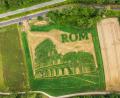 Bild: Peter Kneffel/dpa
Das traditionelle Uttinger Feld-Labyrinth zeigt dieses Jahr das Kolosseum in Rom.