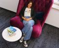 Bild: Jennifer Battaglia
Autorin Kristina Pfister in der Stadtbibliothek in Amberg