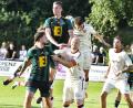 Bild: Hubert Ziegler
Dicke Luft im Neumarkter Strafraum nach einem Ammerthaler Freistoß mit Maximilian Hiltl (Dritter von links) von der DJK Ammerthal als Sieger im Kopfballduell.