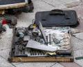 Bild: Adryel Talamantes/ZUMA Press Wire/dpa
Eine verkohlte Gitarre und ein Mischpult zeugen davon, dass das Lokal lichterloh brannte.