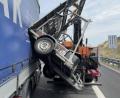 Symbolbild: Verkehrspolizeiinspektion Regensburg
Ein Lkw-Fahrer rammt auf der A 3 bei Regensburg einen Sicherungsanhänger. Der Unfall führt zu Sperrungen, verletzt wird niemand.