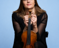 Bild: Ludwig Olah
Monika Hager wohnt seit 2023 in Kohlberg, pendelt nach Nürnberg zu der Staatsphilharmonie Nürnberg, dem größten Klangkörper der Metropolregion und spielt dort Geige.