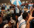 Bild: Rodrigo Abd/AP/dpa
Argentinische Fans während der Fußball-WM: Der, der nicht springt, ist ein Engländer. (Archivbild)