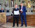 Bild: Joerg Koch/ Bayerische Staatskanzlei
Ambergs Stadtbrandrat Heinrich Scharf (links) erhielt im Rahmen eines glanzvollen Festakts in der Münchner Residenz den Bayerischen Verdienstorden aus den Händen von Bayerns Ministerpräsident Dr. Markus Söder (rechts).
