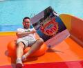 Bild: Karoline Gajeck-Scheuck
Stadtwerke Amberg Bäder und Park GmbH-Eventmanager Daniel Wanninger zeigt Einsatz, damit die Pool-Party ein voller Erfolg wird. Er lädt alle Kinder, Eltern und Junggebliebene zur Sommer-Pool Party ein – die Stadtwerke Amberg ermöglichen, dass nur der reguläre Badeeintritt ist zu zahlen ist.