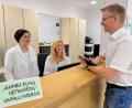 Bild: Gabi Schönberger
Der kaufmännische Leiter des MVZ im Klinikum Weiden Lars Bergmann (rechts), Gynäkologin Dr. Nancy Ahmed (links) und Praxismanagerin Sandra Bergmann am neuen zentralen Anlaufpunkt der Gynäkologie und Orthopädie. Davon sollen sowohl Patientinnen und Patienten als auch das Personal profitieren.