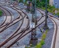 Bild: Jens Büttner/dpa
Zuletzt wurde deutlich mehr in die Bahninfrastruktur investiert - die Allianz Pro Schiene geht aber davon aus, dass das Niveau nicht lange gehalten wird. (Symbolbild)