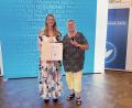 Bild: Pressestelle des Bayerischen Staatsministeriums für Gesundheit, Pflege und Prävention
Die Ambergerin Johanna Christina Radu (rechts) wurde von Bayerns Staatsministerin für Gesundheit, Pflege und Prävention, Judith Gerlach (links), mit dem „Weißen Engel“ ausgezeichnet.