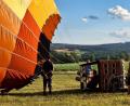 Bild: fks
Als der Ballon weit genug aufgeblasenen war, startete Pilot Axel den lauten Heißluftbrenner.