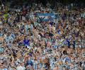 Bild: Ed Zurga/AP/dpa
Argentiniens Fans im Stadion von Kansas City. (Archivbild)