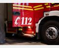 Bild: Niklas Treppner/dpa
Die Einsatzkräfte löschen das Feuer an und in der Lagerhalle. (Symbolbild)