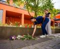 Bild: Andreas Arnold/dpa
Menschen kommen vorbei und legen Blumen ab.