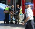 Bild: Michael Brandt/dpa
Zwei Verletzte werden in Krankenhäusern versorgt.