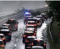 Bild: Bernd März/Fotoreportextremwetter.tv/dpa
Bei Erlangen musste bereits am Dienstagabend auf dieser Straße der Verkehr umgeleitet werden, nachdem im Zuge eines Unwetters Bäume umgestürzt sind.