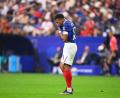 Bild: Tom Weller/dpa
Aus der Traum vom zweiten WM-Titel: Superstar Kylian Mbappe schleicht nach dem enttäuschenden WM-Halbfinale bedient vom Platz.