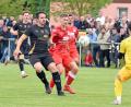Archivbild: Rudi Gebert
Zum Saisonstart in der Kreisliga 2 empfängt der TSV Waldershof am Sonntag den FC Tirschenreuth. Am 21. Mai (Szene) standen sich beide Teams im ersten Relegationsspiel zur Bezirksliga gegenüber. Waldershof (rote Trikots) gewann die Partie in Mitterteich mit 2:0, stieg später aber ab.