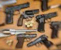 Symbolbild: Friso Gentsch/dpar 
Pistolen, Revolver und Munition: Wer bei einer Haushaltsauflösung derartiges findet, sollte extrem vorsichtig sein, wenn er sich nicht auskennt oder keine Berechtigung dafür hat. Wer es einfach ins Auto packt und zur Polizei fährt, verstößt ohne waffenrechtliche Erlaubnis bereits gegen das Waffengesetz.