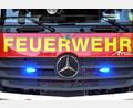 Bild: Uli Deck/dpa
Die Feuerwehr befreite das Ehepaar nach dem Unfall aus dem Auto. (Symbolbild)