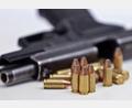 Symbolbild: David Young/dpa
Unerlaubte Schusswaffen und jede Menge Munition, darunter eine Großkaliber-Flakpatrone, fanden Polizeibeamte im August 2025 in der Wohnung eines Rentners aus dem östlichen Landkreis Tirschenreuth. Jetzt musste sich der Mann vor Gericht verantworten.