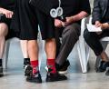 Bild: Jens Kalaene/dpa
Ein Mann mit roten Mustersocken und kurzen Hosen - kürzlich bei der Berlin Fashion Week. (Archivbild)