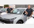 Bild: Stephan Landgraf
Willkommen im CARPOINT WEIDEN: Thomas Binner und Bekim Kastrati (von links) stehen für automobile Kompetenz auf den Punkt gebracht.