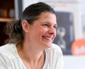 Bild: Sven Hoppe/dpa
Agnes Becker wirbt für das Volksbegehren zur Amtszeitbegrenzung.