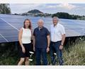 Bild: Bürgerenergie Parkstein
Die Vorstandsmitglieder Alexandra Gammanick, Gerhard Bäumler und Josef Langgärtner (von links) stehen vor einer PV-Anlage.