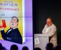 Bild: Thomas Banneyer/dpa
Armin Laschet las selbst aus „00-Laschet“ - einem Buch, in dem er als etwas tölpelhafter Spion dargestellt wird.