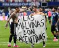 Bild: Rebecca Blackwell/AP/dpa
Die Argentinier feiern mit einem politischen Plakat.