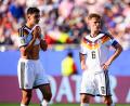 Archivbild: Tom Weller/dpa
Aleksandar Pavlovic (l) und Joshua Kimmich nach dem WM-Aus: Auf Bayern-Spieler wird auch Jürgen Klopp beim Neuaufbau setzen.
