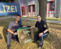 Bild: PI Vohenstrauß
Die Streifenbesatzung der PI Vohenstrauß (PHM Strehl und PMAnwin Lena Zwick) mit dem geretteten Jungstorch vor dem Transport in die Vogelauffangstation Regenstauf.