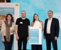 Bild: Wirtschaftsministerium/Bastian Brummer
Lisa Samhammers (zweite von rechts) Unternehmen Second Life Fashion GmbH wurde beim Wettbewerb „Digitale Champions im bayerischen Handel 2026“ ausgezeichnet. Bayerns Wirtschaftsminister Huber Aiwanger (rechts) übergab die Urkunde an die Preisträgerinnen und Preisträger.