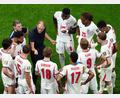 Bild: Martin Rickett/PA Wire/dpa
Tuchel gibt seinem Team Anweisungen.