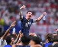 Bild: Tom Weller/dpa
Lionel Messi wird auf Schultern getragen.