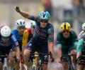 Bild: Mosa'ab Elshamy/AP/dpa
Tim Merlier holt seinen dritten Etappensieg bei der Tour 2026.