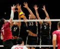 Bild: Justin Tang/The Canadian Press/AP/dpa
Die deutschen Volleyballer um Jan Zimmermann (l) mussten eine knappe Niederlage gegen den Iran einstecken. (Archivbild)