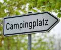 Symbolbild: Martin Schutt/dpa
Um sicheres Camping zu gewährleisten, ist ein Brandschutzkonzept auf Campingplätzen Pflicht.